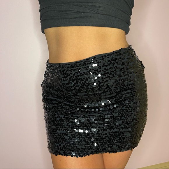 Black Sequin Mini Skirt - Picture 3 of 11